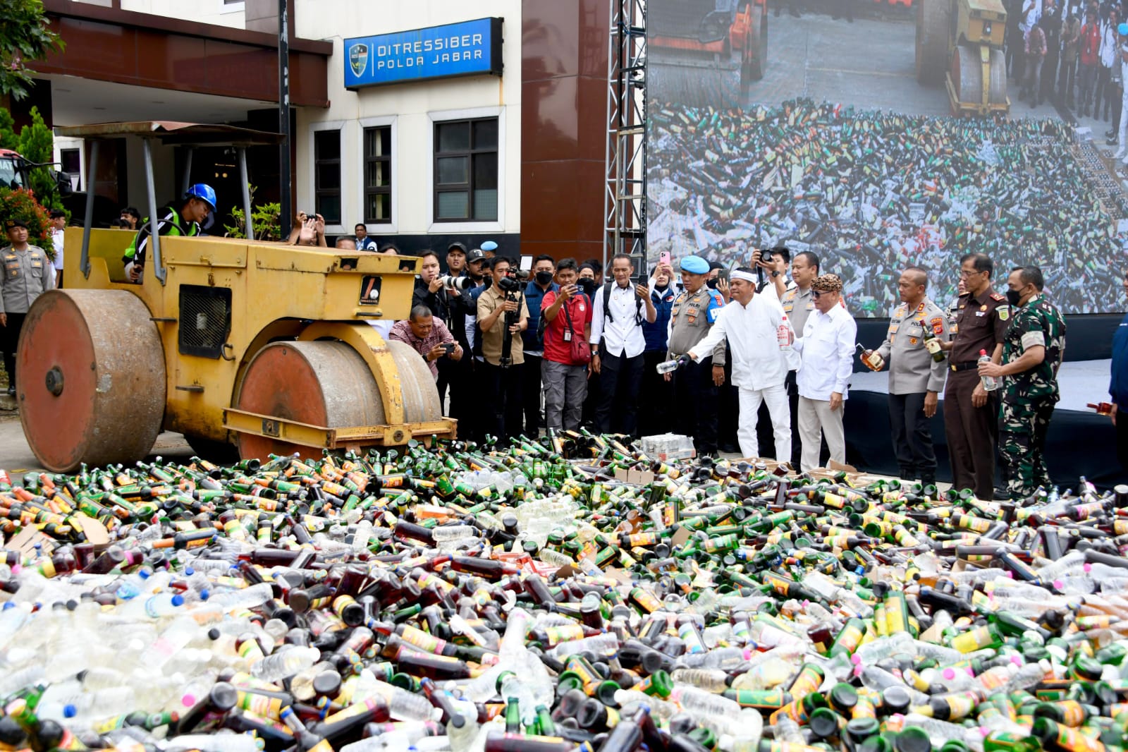 Gubernur Dedi Mulyadi dan Kapolda Jabar Musnahkan Barang Bukti Hasil Kejahatan
